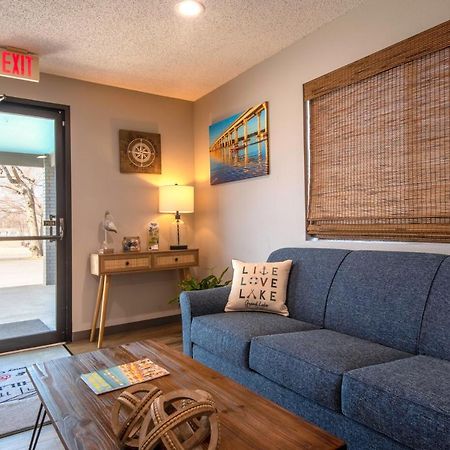 Hilltop Inn & Suites Grove Екстер'єр фото