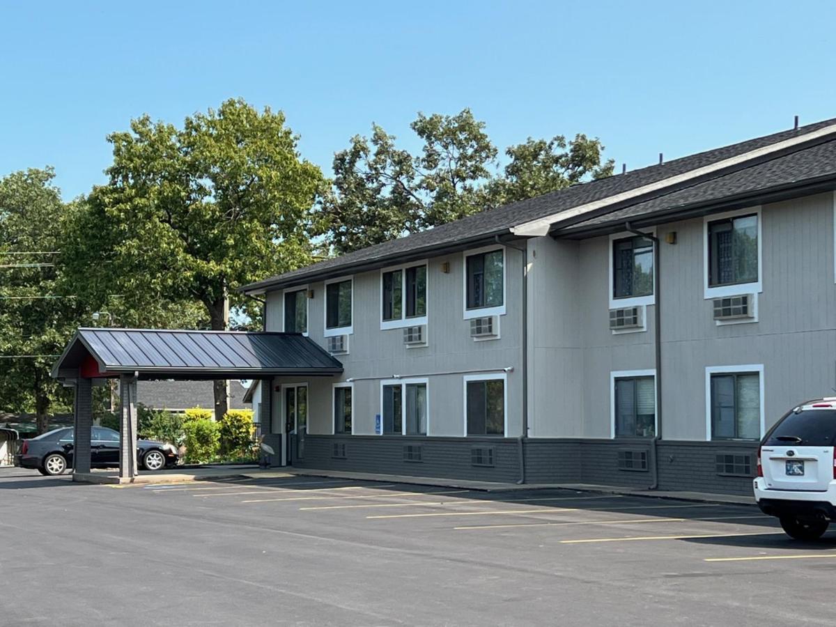 Hilltop Inn & Suites Grove Екстер'єр фото