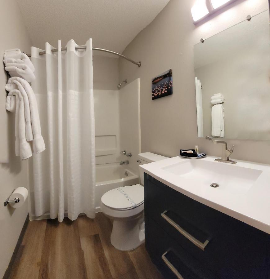 Hilltop Inn & Suites Grove Екстер'єр фото