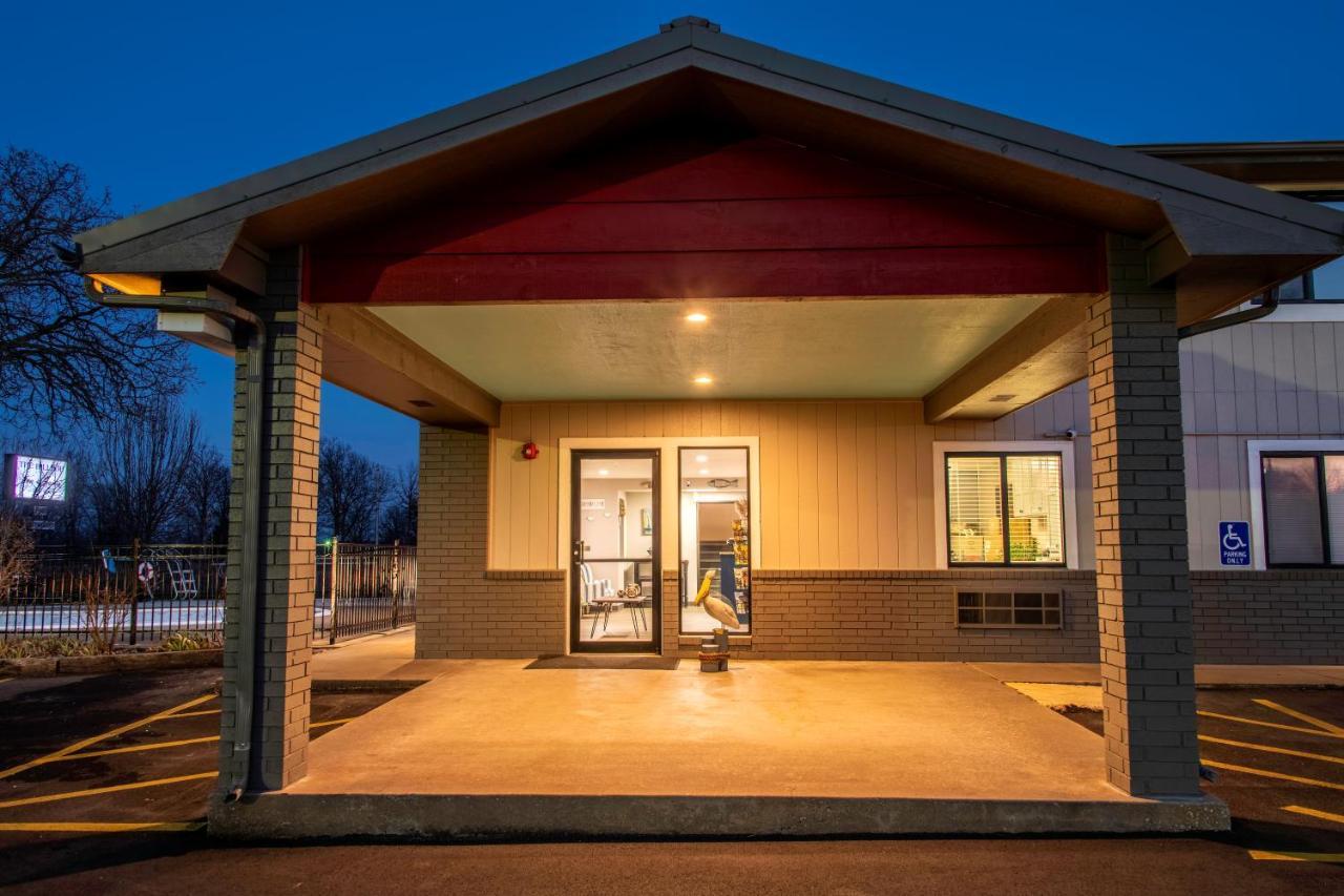 Hilltop Inn & Suites Grove Екстер'єр фото
