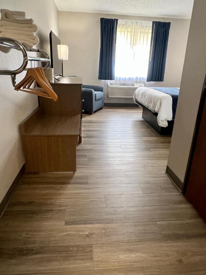 Hilltop Inn & Suites Grove Екстер'єр фото