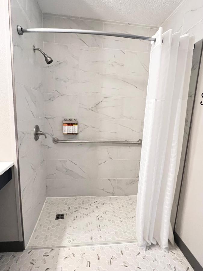 Hilltop Inn & Suites Grove Екстер'єр фото