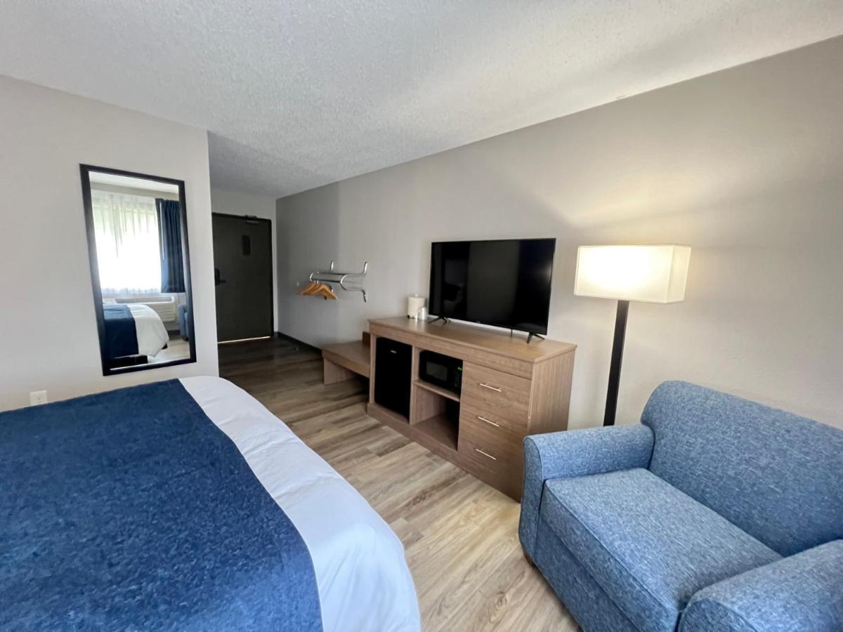 Hilltop Inn & Suites Grove Екстер'єр фото